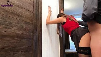 Jouer Agent immobilier sexy se masturbe sensuellement et baise pendant la vente de l'appartement - Creampie