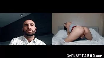 Redare Fetița frumoasă Athena faris păsărică solo joacă pentru tatăl vitreg