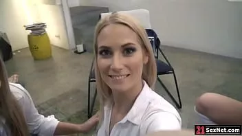 Odtwórz 3 blondynki liżą i bawią się swoimi tyłkami