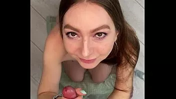 تشغيل شاعر قوي على بزازها - اليوم السابع