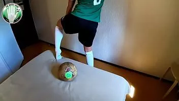 تشغيل إيلينا تستفز مصور نادي كرة القدم بعد جلسة التصوير