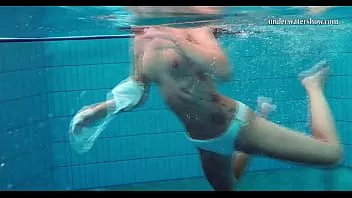 चलाएँ हंगेरियन किशोरी नाता स्ज़िल्वा अपनी तैराकी कौशल का प्रदर्शन करती है