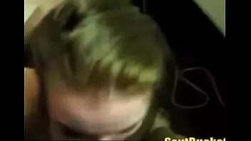 تشغيل عاهرة اللعنة الحمار تحصل على أنبوبها الترابي الذي تم ضبطه بواسطة قوادها القذر