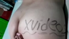 تشغيل كس مملوء بالنائب: هواة لاتينا تحب القذف واللسان