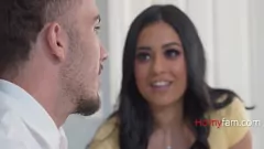 Играть Мачеха не может удержаться, чтобы не присоединиться, когда она застает братьев и сестер в одиночестве