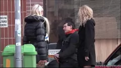 Riproduci Guarda questa pornostar bionda dai capelli lunghi che domina un ragazzo amatoriale timido con un cazzo piccolo in una scena di realtà pubblica selvaggia