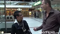 播放 戴眼镜的诱人黑发摩洛伊斯兰解放阵线带来强烈的口交和射液的铁杆性交