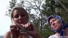 تشغيل الساخنة شقراء سامانثا جولي تحصل مارس الجنس من الصعب من قبل الجد القديم والجدة في البرية في الهواء الطلق تعانى منها الدورة