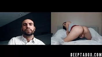 Redare Sexy Athena faris masturbare webcam în timp ce chel stud ceasuri