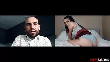 تشغيل الأب يعاقب ربيبة بالمطالبة بأن تضرب نفسها